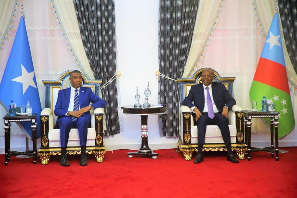 GaraadkaWB's tweet image. Protocol concern: 
Equal flag prominence and seating arrangement in the photo could blur the distinction between federal and regional leadership roles. Small adjustments can reinforce hierarchy. #ProtocolMatters #Somalia #Diplomacy