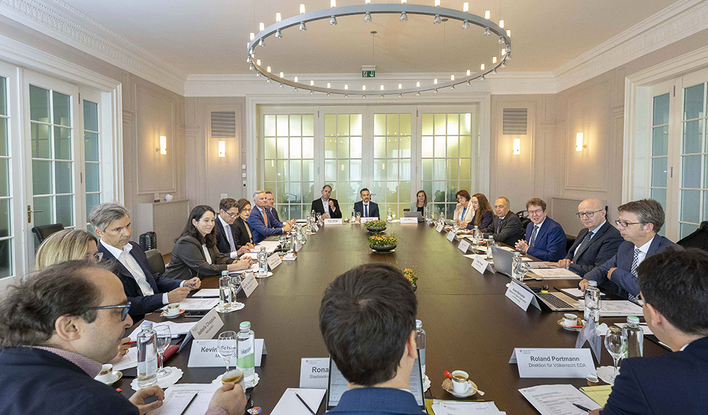 Réunion du comité consultatif #SuisseNumérique : le #CF #AlbertRösti a expliqué que la future réglementation de l’#intelligenceartificielle devra garantir la #démocratie et l'#Étatdedroit et favoriser le potentiel d’#innovation de la Suisse. #IA

➡️uvek.admin.ch/uvek/fr/home/u…