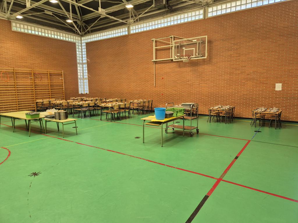 El <a href="/MajadahondaAyto/">Ayuntamiento de Majadahonda</a> suele hacer #obrasenloscoles tarde y mal. Este curso le toca al Rosalía de Castro, obligados a separar cocina de comedor por normativa, sin terminar a día de hoy. Prometen concluir pronto confiamos en que no pase como en el Lorca que duraron un curso entero.