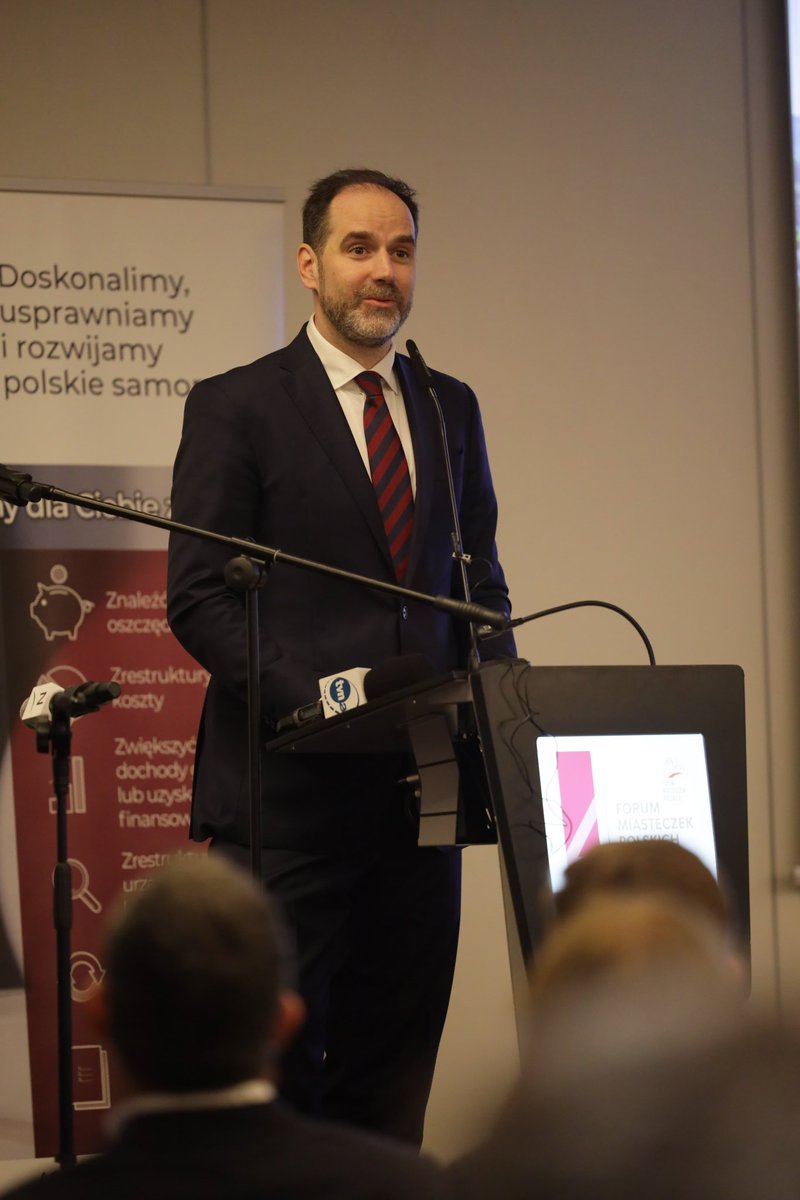 MRiTGOVPL's tweet image. 💬Termomodernizacji w Polsce będą przyświecać wynikające z dyrektywy #EPBD zasady: wykonalność techniczna i opłacalność ekonomiczna. W ramach rewizji #KPO budżet programu wspierającego termomodernizację budynków Termo wzrósł ze 100 do 240 mln zł - wiceminister @ignacyn podczas