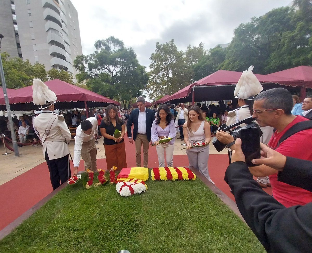 #𝐃𝐢𝐚𝐝𝐚𝟐𝟎𝟐𝟒 a L’Hospitalet

💐Prop de 200 entitats i col·lectius, partits polítics i sindicats han participat en l'ofrena floral a Rafael Casanova.

L"alcalde <a href="/DavidQuirosLH/">David Quirós Brito</a> ha fet l"ofrena acompanyat per 6 joves en representació de la diversitat i el futur de la ciutat.