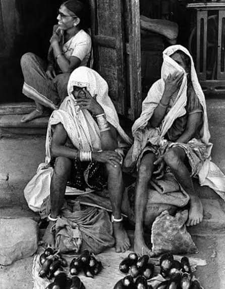KraantiKumar's tweet photo. भारत में दलित और आदिवासी होना बहुत मुश्किल भरा काम है.

दलित और आदिवासी होना यानी आप हर वक़्त खतरों से घिरे हुए हैं.

सवर्ण होना बढ़ा आसान है. सवर्ण जाति से होने के बहुत सारे फायदे ���र सामाजिक विशेषाधिकार है जो उन्हें जन्म के आधार पर मुफ्त में मिला है.

दलित और आदिवासियों पर साल के 365 दिन जातीय हिंसा - जातीय भेदभाव का खतरा मंडराते रहता है.

सवर्ण जातियों को जातीय हिंसा और भेदभाव नही झेलना पड़ता. सवर्ण जातियों के नाम पर जातिसूचक गालियां नही बनी हैं.

जातिसूचक गालियां केवल उन्ही जातियों पर बनी है जो किसी पेशे से जुड़ी हैं.

सवर्ण जातियों को केवल एक दिन अपनी पहचान छिपाकर दलित और आदिवासी बनना चाहि�� तब जाकर इन्हें पता चलेगा दलित और आदिवासी होना क्या होता है.

Photo : Tribal Women (Imaginary Purpose)