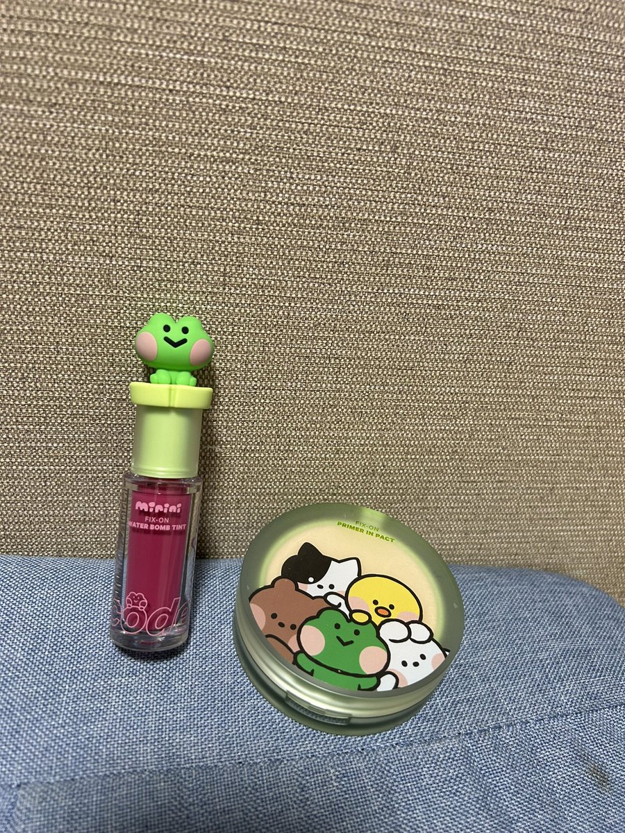 min_hachi5's tweet photo. メガ割りで買ったカエルコスメも届いたけど可愛すぎて発狂してる笑
#codeglokolor
#ミニニ 🐸 https://t.co/77SPfME4ym