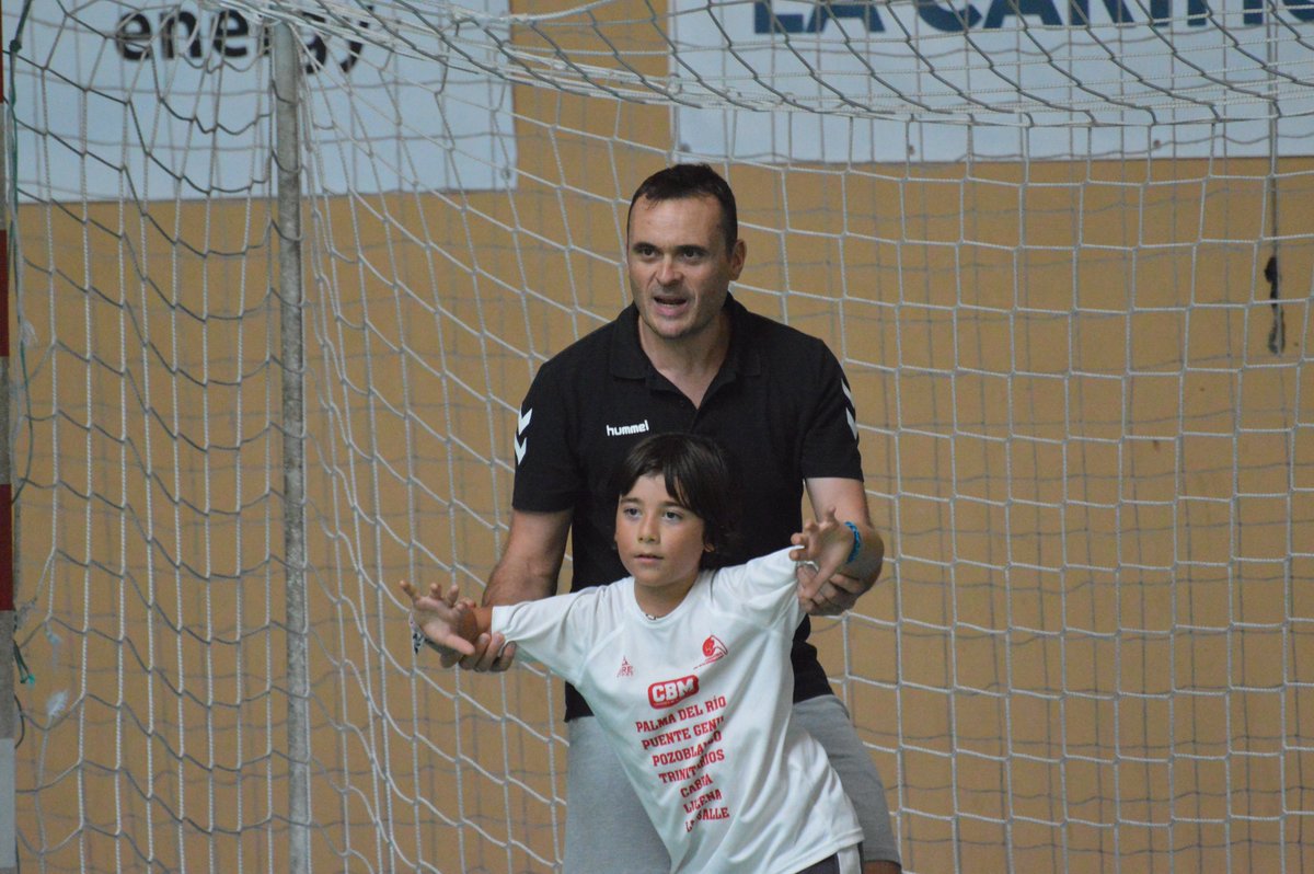 CordobadeBM's tweet photo. 🔛 ESCUELAS MUNICIPALES 
Esta semana arranca el curso 🎓 para las Escuelas Municipales del CBM, con 1⃣4⃣ centros y alrededor de 4⃣0⃣0⃣ niñas y niños 🤾‍♀️🤾‍♂️ practicando balonmano de manera completamente gratuita 🆓. Todos los detalles y cartel informativo
👉 https://t.co/YoeamxRQFx https://t.co/pg4ZUidjRz