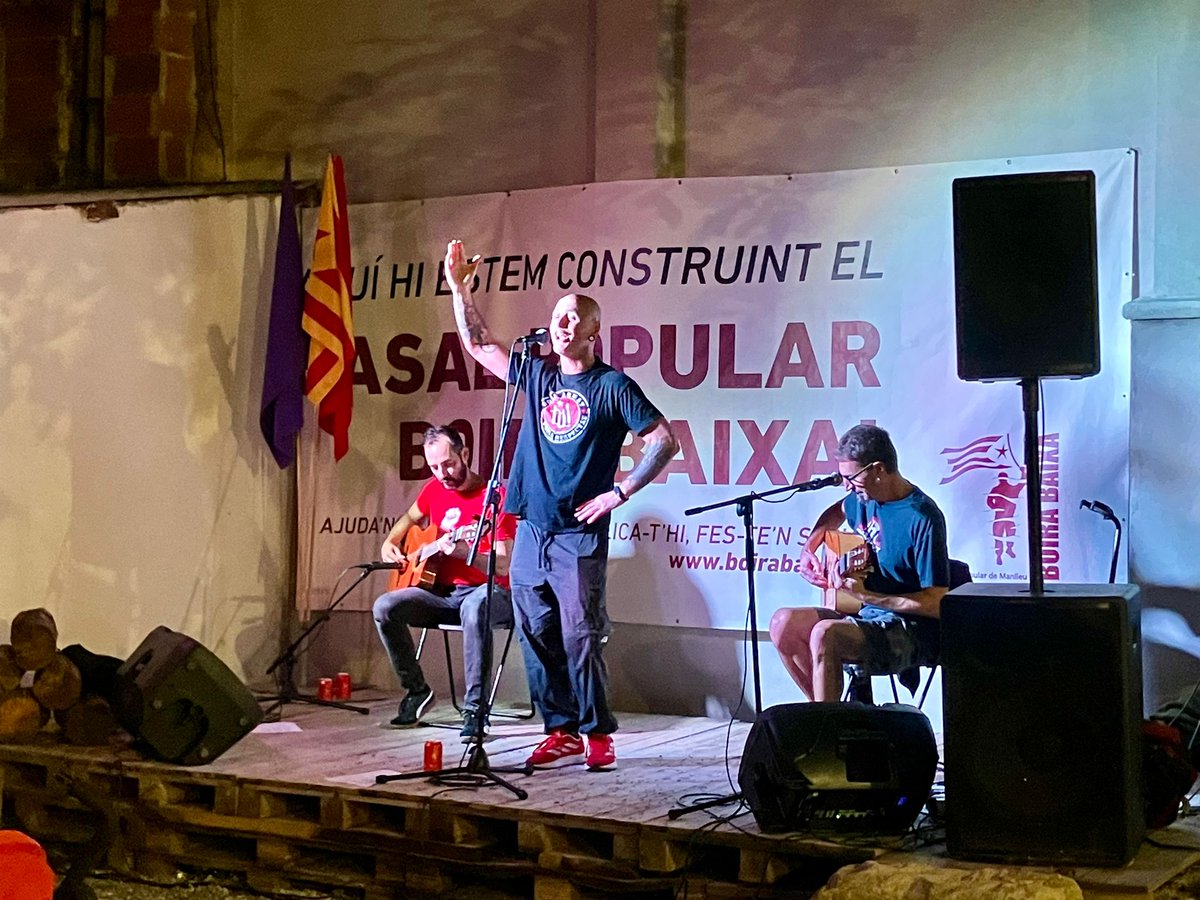CUPOsona's tweet photo. ✊🏿 Actes de l'Equerra Independentista d'#Osona, el #Lluçanès i el #Ripollès en la vigília de la Diada Nacional de Catalunya, al @CasalBoiraBaixa de #Manlleu.

🔴 Tornem a posar mans, caps i cors per fer-ho possible. Fins a la victòria! https://t.co/clV4yGkjPc