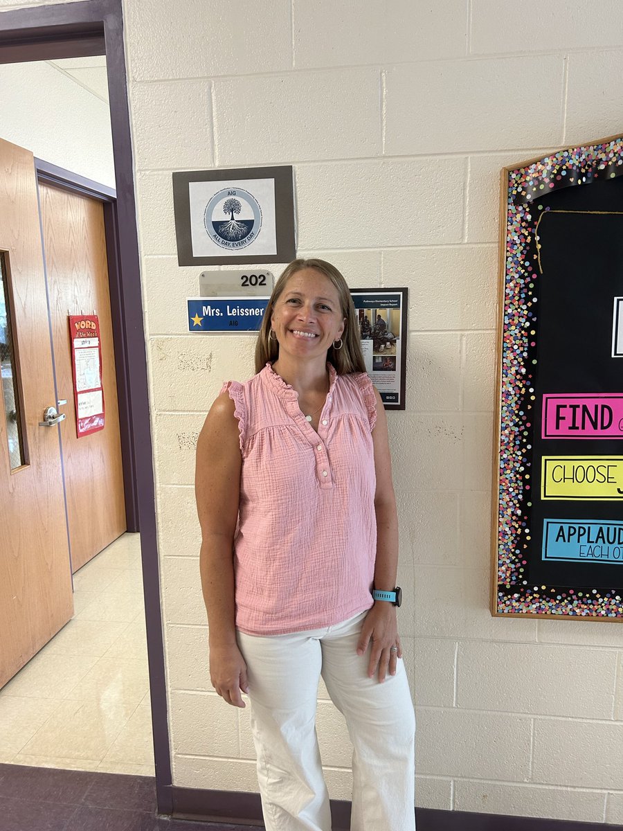 PathwaysPE's tweet photo. Mrs. Leissner our AIG specialist….She is ready to help all our kids “Dive into learning”❤️
@OrangeCoSchools 
@KristinMattison https://t.co/AHZy8DXyKc