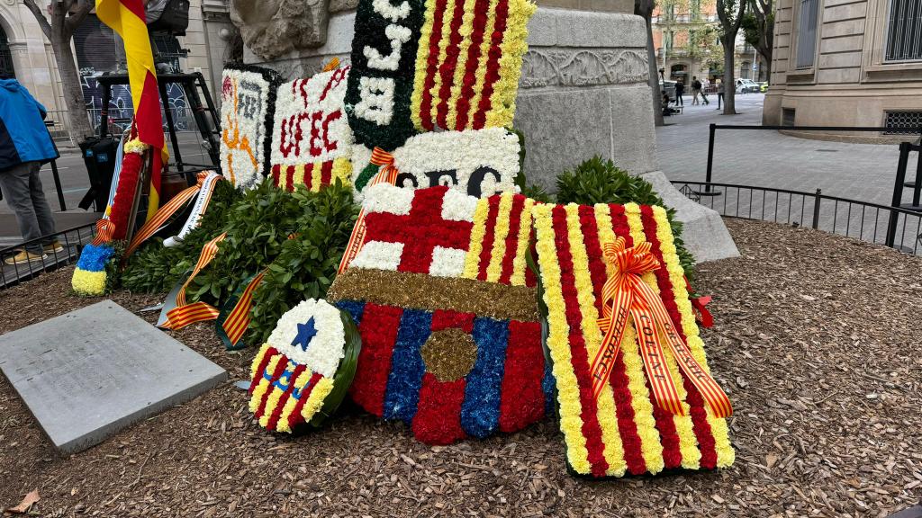 Avui <a href="/COEINF/">COEINF</a> <a href="/telecoscat/">TelecosCAT</a> i @grausTIC hem fet ofrena floral al monument de Casanovas
<a href="/KarinagibertK/">kg</a> @gonzalo <a href="/ferrejosepramon/">Ferre</a>

#11setembre
Col.legis i professionls #TIC 
Diada Nacional de Catalunya
