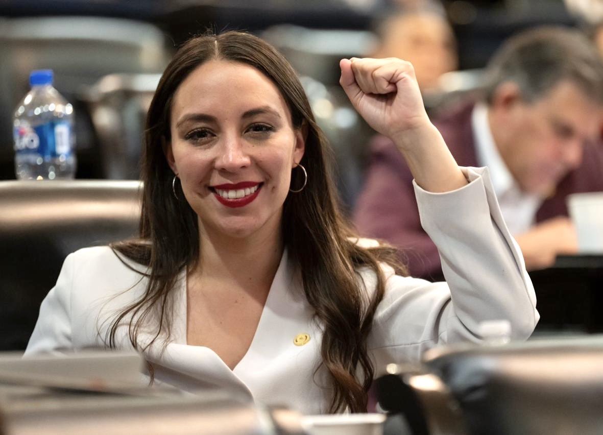 JulietaRamirezP's tweet photo. Pasaron años, meses, horas de discusión, dilaciones, actos violentos, destrozos y boicots.

Después de una larga lucha ha quedado claro que en México el pueblo manda.

Con 86 votos a favor y 41 en contra, hoy aprobamos la Reforma Judicial. https://t.co/SVnqoUVtqM