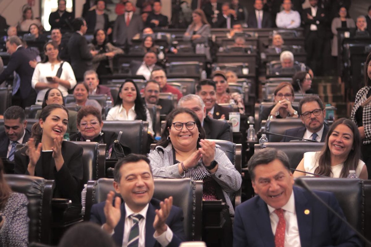 CitlaHM's tweet photo. México vive un momento de profunda transformación gracias al pueblo de México, al liderazgo del presidente @lopezobrador_ y a nuestra presidenta @Claudiashein.

Hace unos minutos aprobamos en lo general y en lo particular la #ReformaAlPoderJudicial. Ahora va a los congresos locales.