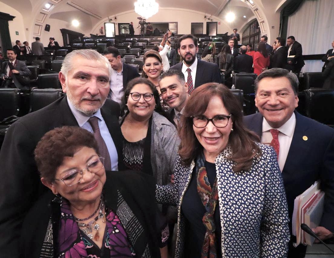 CitlaHM's tweet photo. México vive un momento de profunda transformación gracias al pueblo de México, al liderazgo del presidente @lopezobrador_ y a nuestra presidenta @Claudiashein.

Hace unos minutos aprobamos en lo general y en lo particular la #ReformaAlPoderJudicial. Ahora va a los congresos locales.