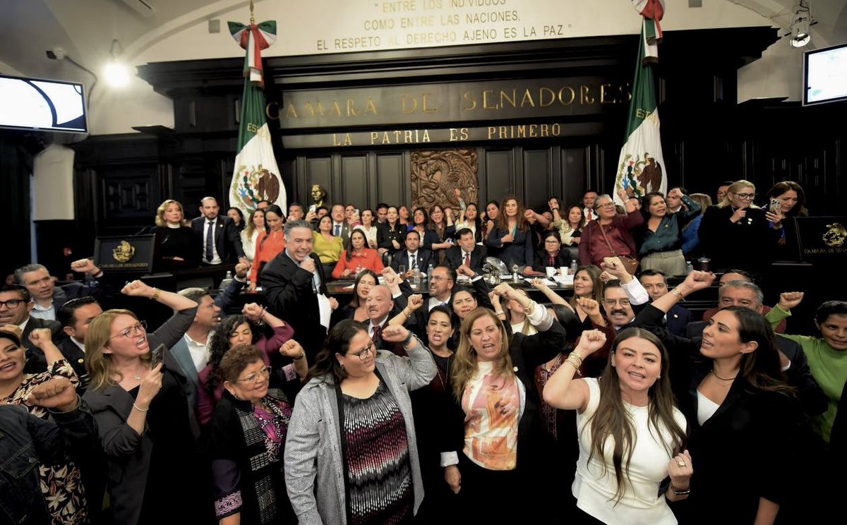 México vive un momento de profunda transformación gracias al pueblo de México, al liderazgo del presidente <a href="/lopezobrador_/">Andrés Manuel</a> y a nuestra presidenta <a href="/Claudiashein/">Claudia Sheinbaum Pardo</a>.

Hace unos minutos aprobamos en lo general y en lo particular la #ReformaAlPoderJudicial. Ahora va a los congresos