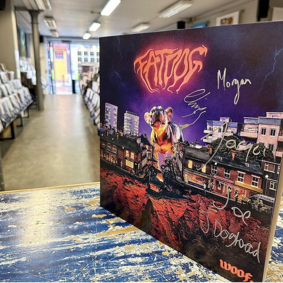 Great to have Fat Dog <a href="/fatdog_fatdog/">Fat Dog</a> (who are the in middle of a massive, hectic tour) find some time to swing by the shop to sign some copies of their album, ‘Woof.’ which is out now via <a href="/Dominorecordco/">Domino Recording Co</a> 

piccadillyrecords.com/155096/Fat-Dog…