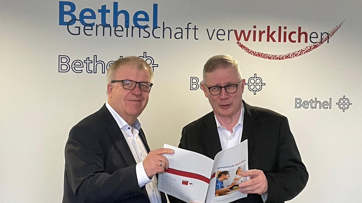 Die <a href="/Bethel/">Bethel</a> -Chef Pohl (links) warnt vor einem "Kaputtsparen" im Sozialbereich. Der sei durch steigende Kosten und unsicherer Refinanzierung gefährdet. Bethel habe durch Rücklagen und Einsparungen ein positives Jahresergebnis 2023 erreicht. #epd_dabei für <a href="/epd_news/">epd</a> und <a href="/epd_west/">epd West</a>