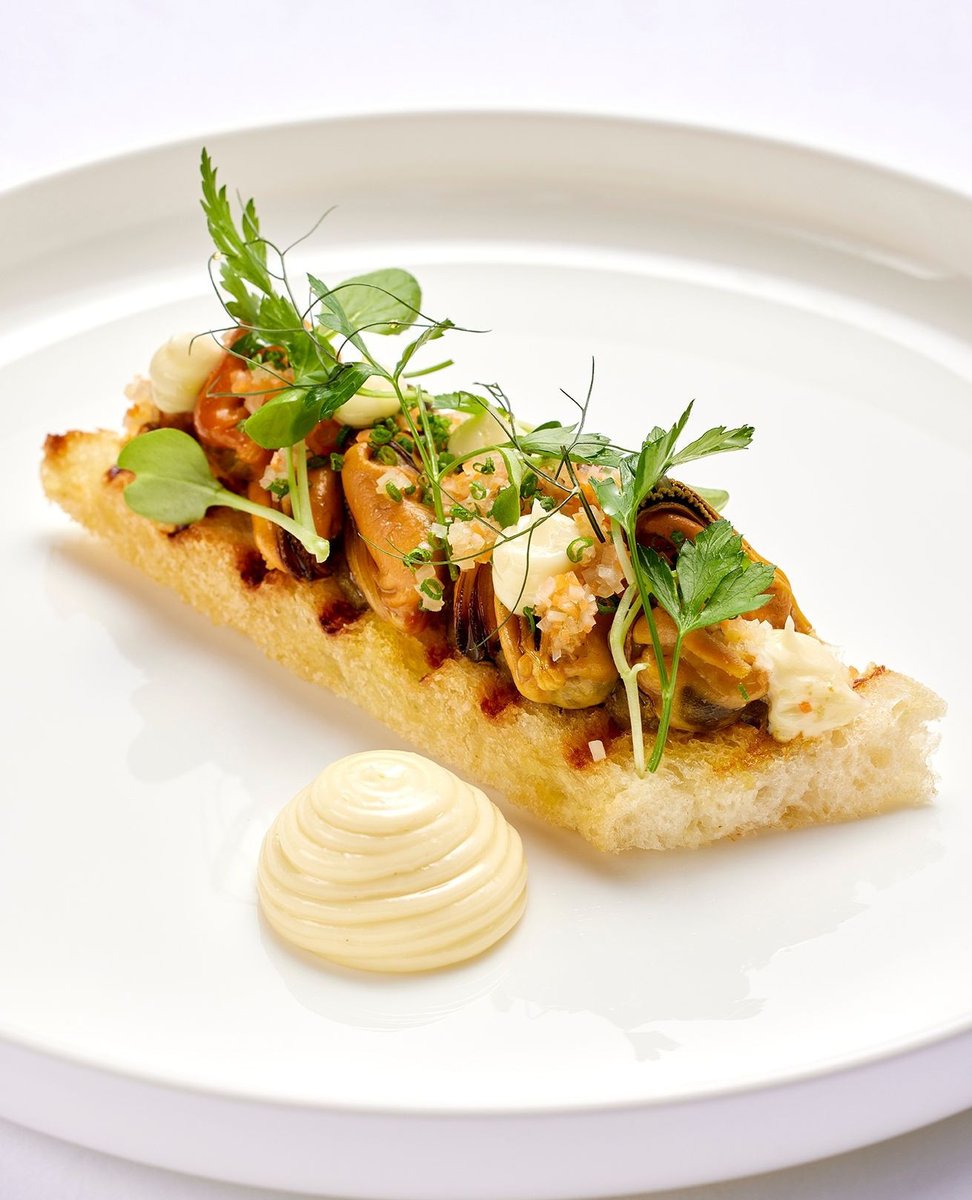 TheLanesborough's tweet photo. Highlights from #thelanesboroughgrill delectable menu:

🍽️ Dorset ‘crab macaroni’, chicken broth, lovage ⁠
🍽️ Mussels escabeche, grilled onion bread, roast garlic aioli ⁠
🍽️ Crispy oxtail pancake, native lobster, tartare sauce⁠
⁠
Which will you order? ⁠#BritishDining⁠ https://t.co/eJmmHN6aFG