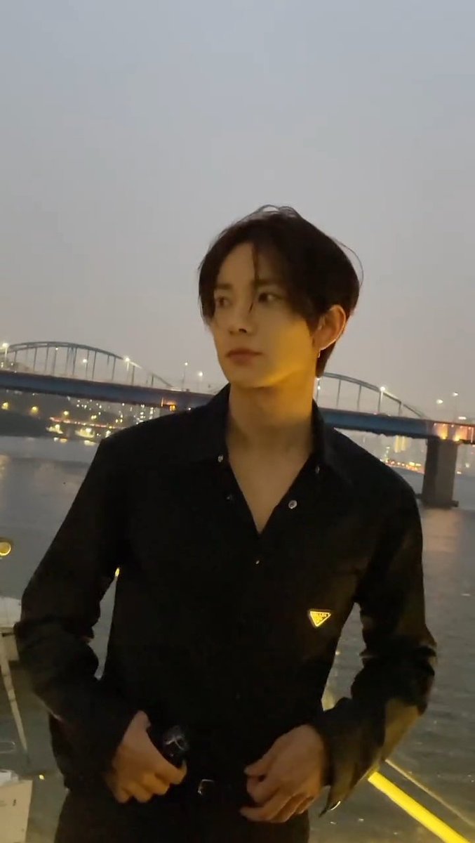 ihs_heeseung's tweet photo. SO BF 😵‍💫🖤

#HEESEUNGxPradaBeauty
#ENHYPENxPradaBeauty 
#HEESEUNG #희승 https://t.co/pvWnxMCdYl