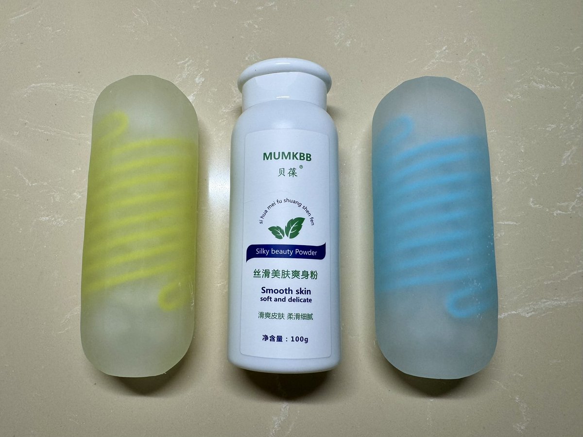 nmdfzf404's tweet photo. 今天给大家分享保养飞机杯的小妙招： 

用过飞机杯的人肯定都知道，用久的飞机杯会变得非常粘手，这取决于硅胶的物理特性。而新买的飞机杯表面会带有一层滑石粉，经过长时间的摩擦，这个涂层就会消失掉。

因此，保养飞机杯最好的方法是，将爽身粉均匀涂抹在飞机杯内外，并用清水洗净。假如家里面有痱子粉，可以使用痱子粉，假如有健身用的滑石粉，也可以使用滑石粉。最好的选择还是爽身粉，拼多多上五块钱一瓶，使用过后飞机杯上还会带点儿香气。

下图是使用了半��的 Tenga 飞机杯保养后的效果。使用爽身粉之前，甚至可以直接粘在墙上，保养过后连卫生纸都粘不上。