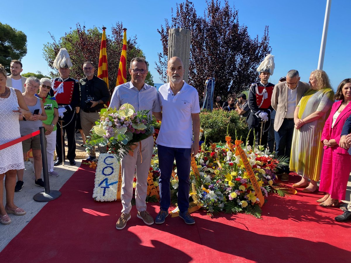 En motiu de l'11 de setembre, el President del CN Tàrraco, Àlex Jerez, i membres de la Junta Directiva del Club han realitzat la tradicional ofrena floral al monument a Rafael Casanova. 
Bona Diada a tothom!!! #11desetembre #diadanacionaldecatalunya #ofrenafloral