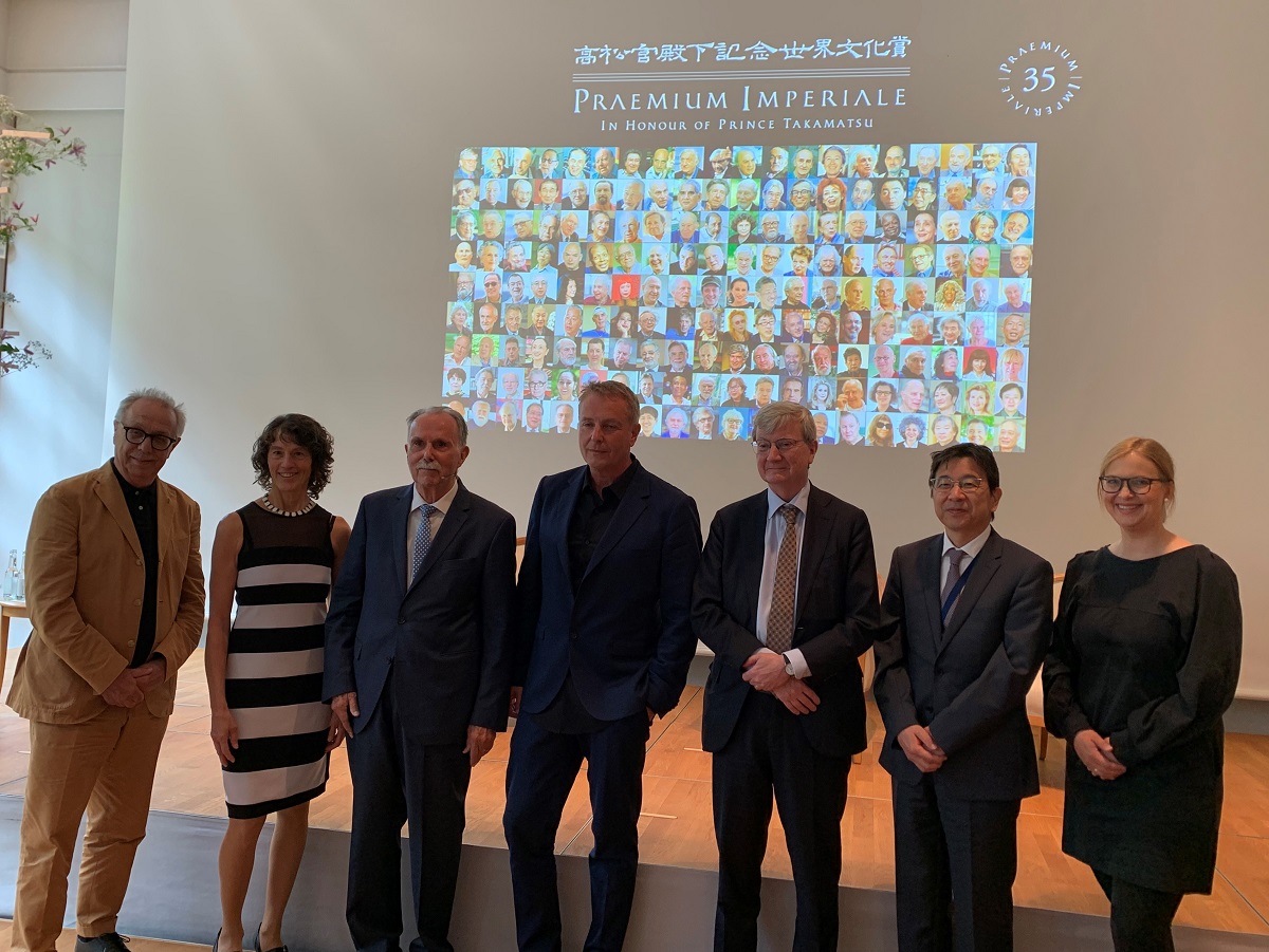 BotschaftJapan's tweet photo. Der japanische Kunstpreis #PraemiumImperiale 2024 geht u.a. an den Architekten Shigeru BAN, bekannt für seine innovativen Bauten aus Papier & Holz. Zusammen mit dem dt. Architekten Frei Otto schuf er für die #Hannover #Expo2000 den viel beachteten #Japan-Pavillon aus Pappröhren. https://t.co/NqiEKGLvQO