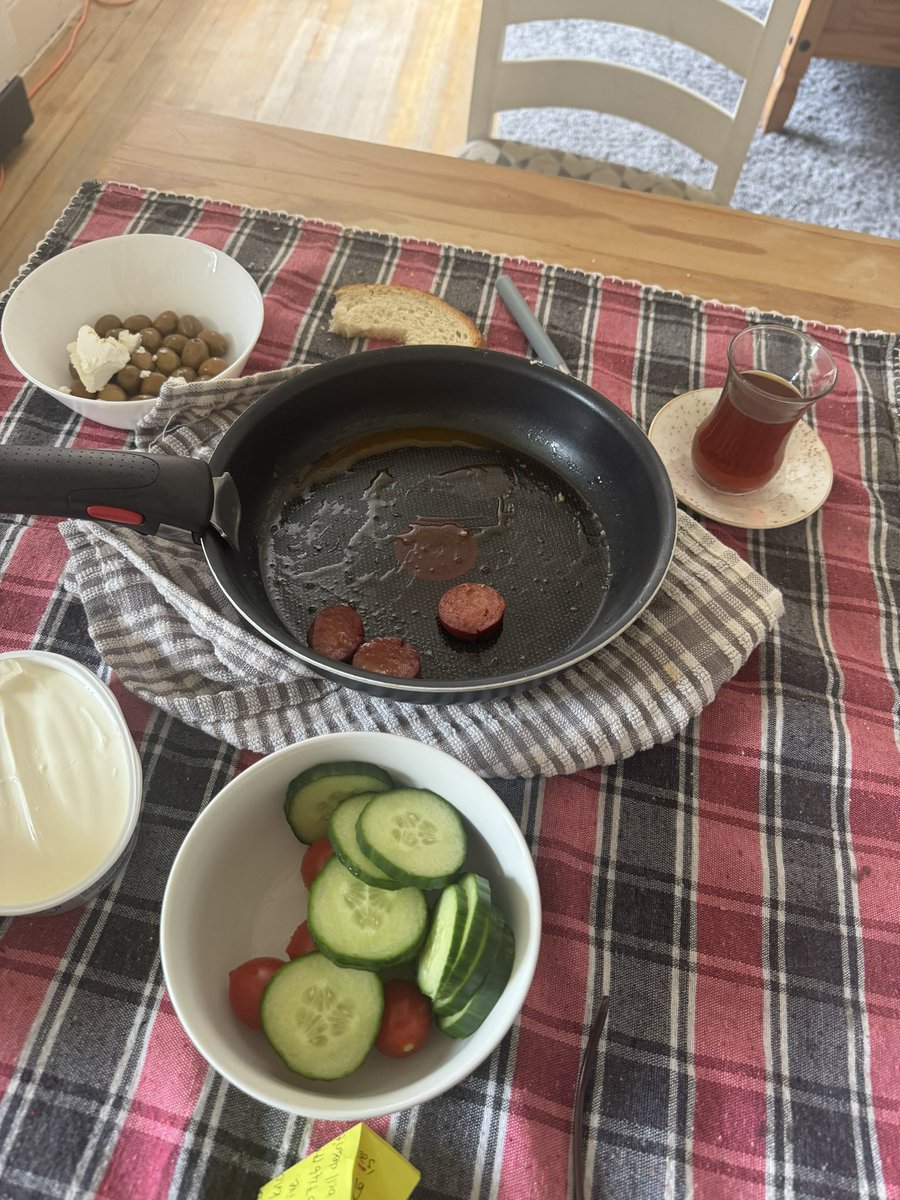 Yarım saattir bakışıyoruz sucuklarla. Yazık, dondu hepsi (Not: 3 dilim sucuk pişirmedim. Birazını Çağ yedi de gitti).
