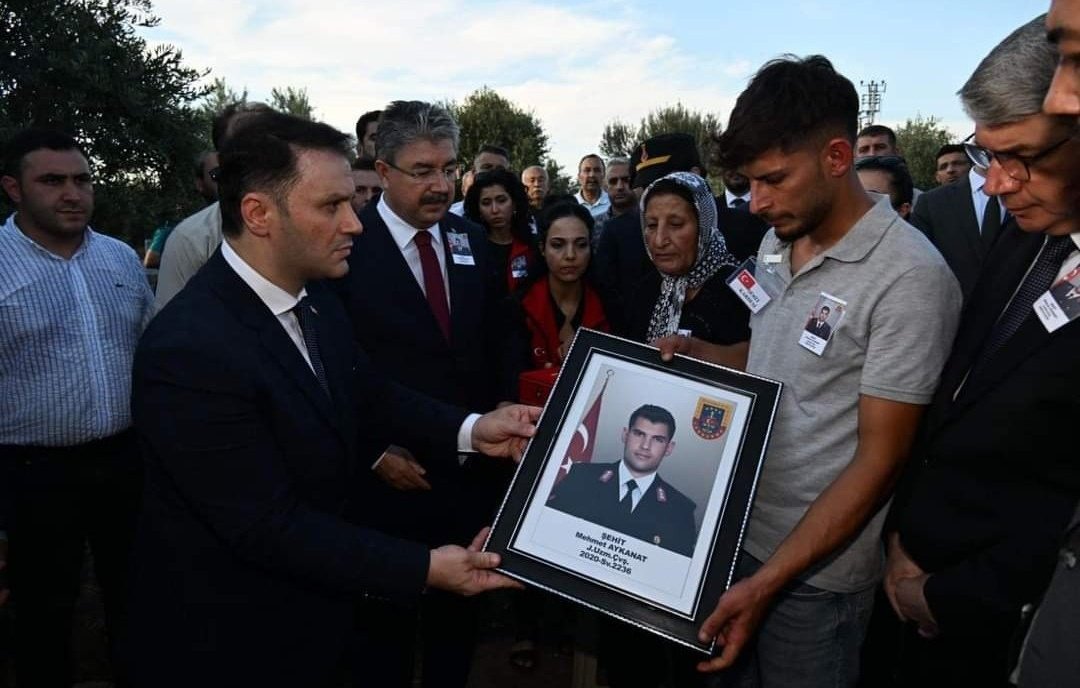 ŞEHİDİMİZİ DUALARLA🇹🇷

Tunceli'nin Ovacık ilçesi Kuşluca Karakolu sorumluluk bölgesinde meydana gelen zırhlı araç kazasında şehit düşen Jandarma Uzman Çavuş Mehmet Aykanat, Kümbet Köyünde son yolculuğuna uğurladık 

#iyikivarsınKızılay 
<a href="/DrErdincYILMAZ1/">Dr. Erdinç YILMAZ🇹🇷</a>