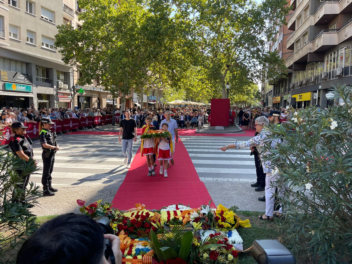 basquetsalle's tweet photo. "Avui, a la plaça 11 de setembre de Manresa, hem celebrat la Diada amb una ofrena especial. Han participat el president, el capità del senior A, un membre de la junta i els fills dels equips infantil i cadet. #Diada #Manresa #11Setembre https://t.co/XnLMck4d7d