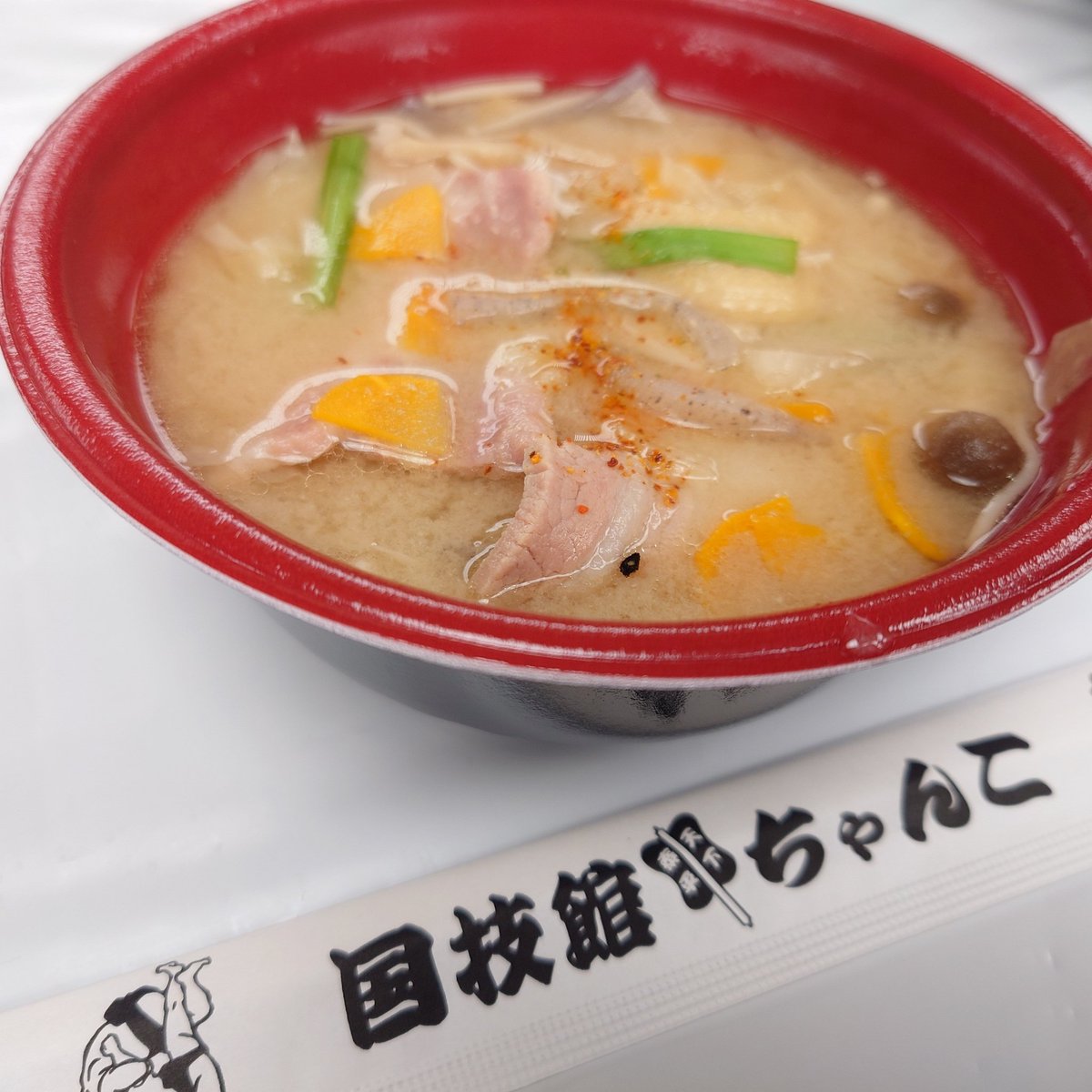 CosmeFreakRed's tweet image. 初めての大相撲観戦

#国技館ちゃんこ
お野菜たっぷりで
豚の三枚肉（厚めね）が
いいおだしが出て
美味しかったぁ👍

お腹いっぱいで
満足でした✨