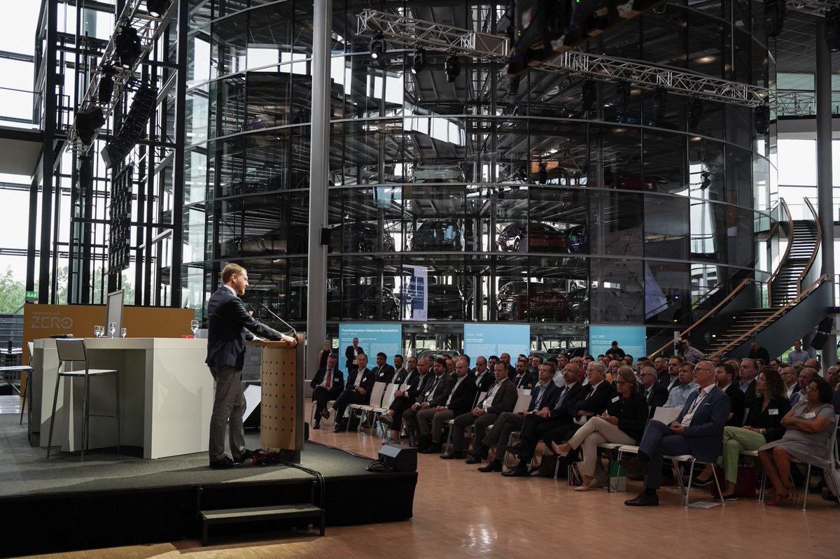 MPKretschmer's tweet image. #Sachsen ist Autoland und soll es auch bleiben. Unsere 780 Unternehmen mit 100.000 Beschäftigten zeigen die enorme Bedeutung der Branche für den Freistaat. Es ist wichtig, dass sich der Cluster IT-Mitteldeutschland am #ACOD-Kongress beteiligt. Autos werden technologisch immer…