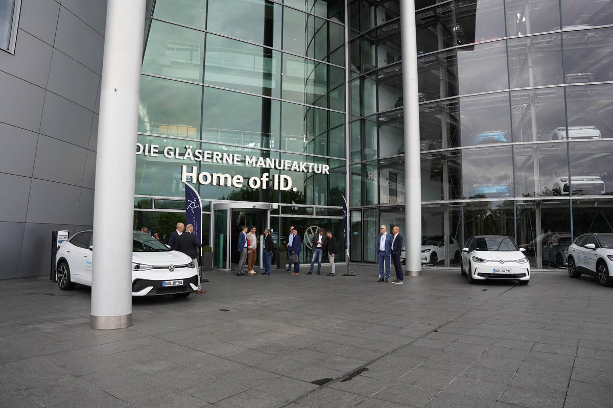 MPKretschmer's tweet image. #Sachsen ist Autoland und soll es auch bleiben. Unsere 780 Unternehmen mit 100.000 Beschäftigten zeigen die enorme Bedeutung der Branche für den Freistaat. Es ist wichtig, dass sich der Cluster IT-Mitteldeutschland am #ACOD-Kongress beteiligt. Autos werden technologisch immer…