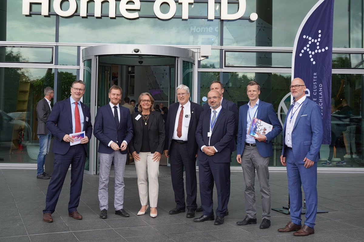 MPKretschmer's tweet image. #Sachsen ist Autoland und soll es auch bleiben. Unsere 780 Unternehmen mit 100.000 Beschäftigten zeigen die enorme Bedeutung der Branche für den Freistaat. Es ist wichtig, dass sich der Cluster IT-Mitteldeutschland am #ACOD-Kongress beteiligt. Autos werden technologisch immer…