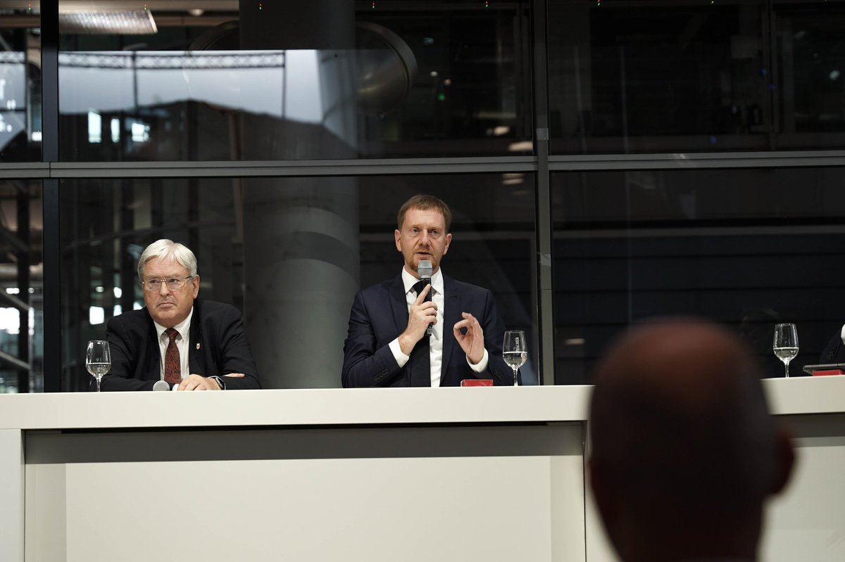 MPKretschmer's tweet image. #Sachsen ist Autoland und soll es auch bleiben. Unsere 780 Unternehmen mit 100.000 Beschäftigten zeigen die enorme Bedeutung der Branche für den Freistaat. Es ist wichtig, dass sich der Cluster IT-Mitteldeutschland am #ACOD-Kongress beteiligt. Autos werden technologisch immer…