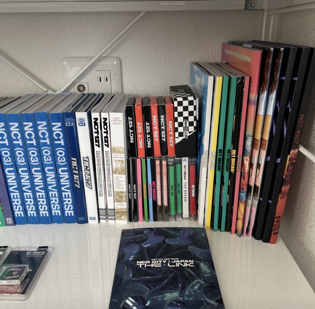 neocul_0l's tweet photo. NCTのアルバムを買取してもらいたいです。
引越しをするのでこちらのアルバムをお譲りします！引越し費用としてもグッズを手放したいので無償では厳しいですが1枚150円からお譲り出来ますので気になる方はリプをお願いします！ポストカード、ポスター、トレカもお付け出来ます！ https://t.co/F61HAfFLP4