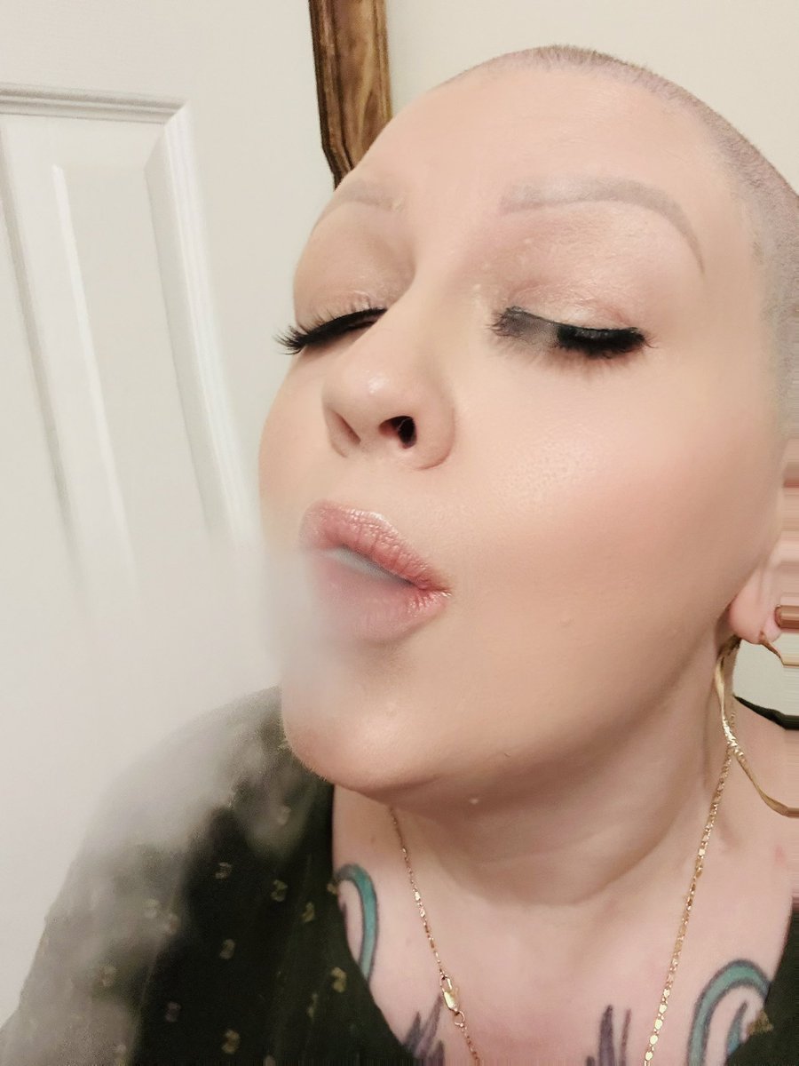 Videos coming soon… my camera stand is still packed up from the move, but we should be done unpacking this weekend. 

How about a little dabbaroo to start this Weds? Let’s do it! ✨🙌✨

Live, Laugh, Puff!  ✨💚💨🌈💕🫶✨