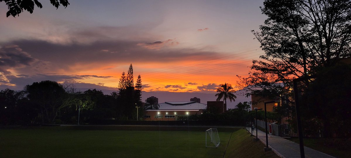 BelloAngelaG's tweet photo. Amanecer en @UdeMedellin_ https://t.co/0E1JXVkhwK