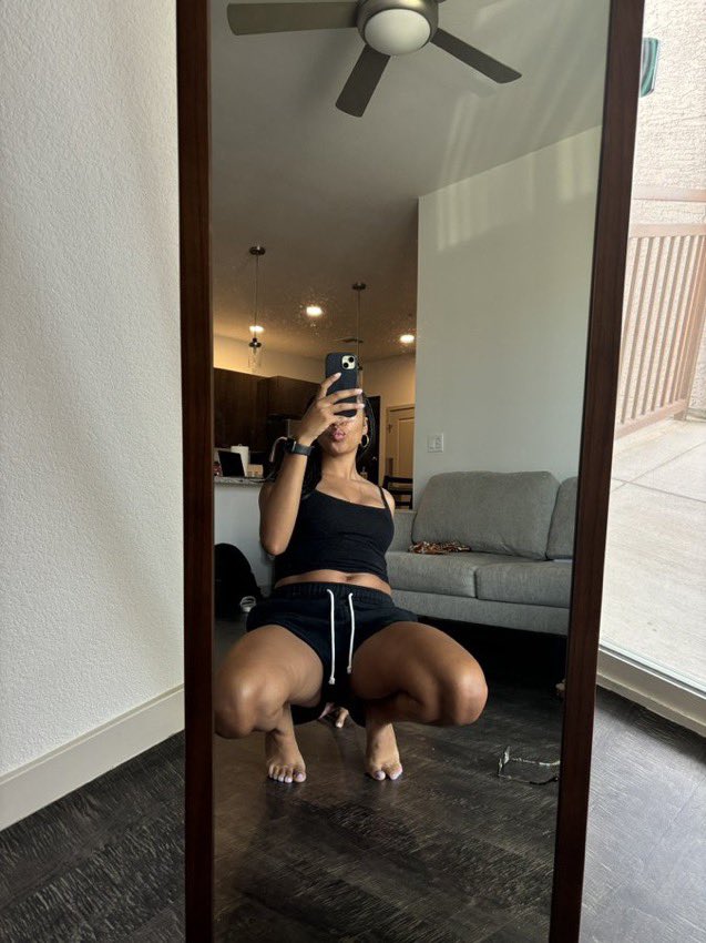 LeaDomina34's tweet photo. Aller les #moneyslaves je veux des virements qui attire mon attention !! #moneyslave #feetlovers #fetichist #sub #soumiscapables https://t.co/ZBcAZcrJ0d