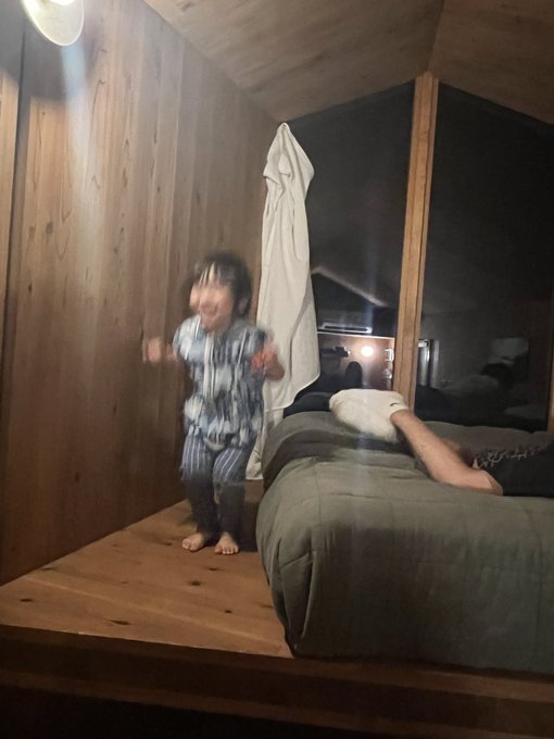 到着〜！！薪ストーブに点火パパ🔥湊もテンション上がってます👶 https://t.co/564rQCXOIp<a href="/tag/%E3%81%BF%E3%81%AA%E3%81%A8%E3%81%88%E3%81%AB%E3%81%A3%E3%81%8D"class="tags"><span>#みなとえにっき</span></a>