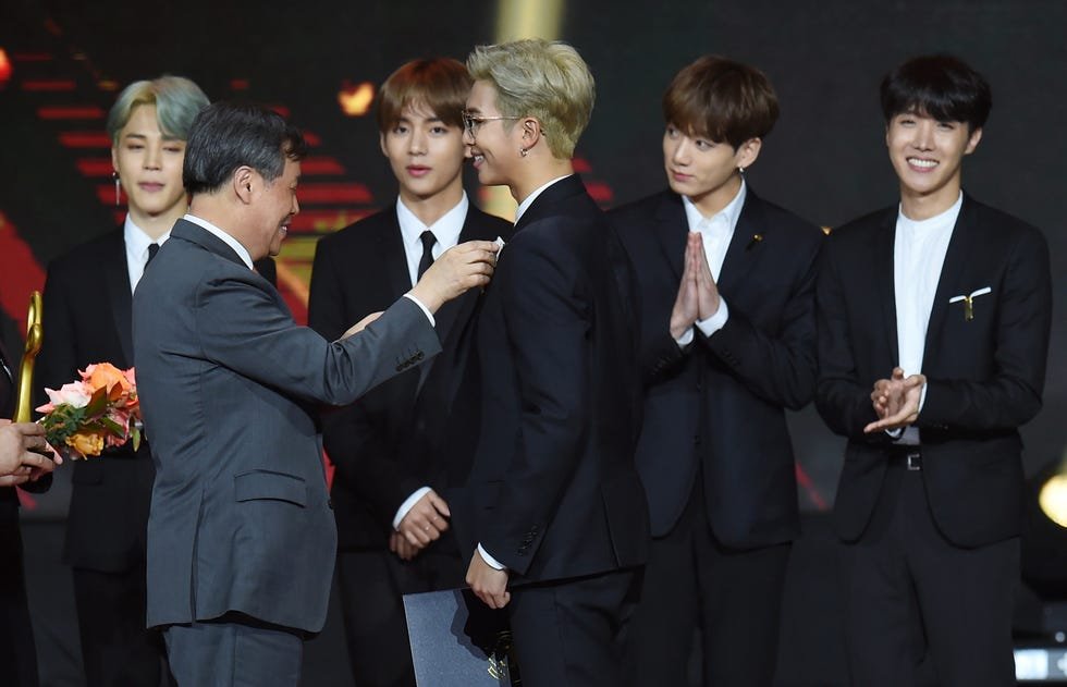 ellejapan's tweet photo. 9月12日は #BTS のカリスマリーダー #RM の30歳の誕生日💜　彼がこれまでに見せてきた印象的な34の表情を、2013年のデビュー時から一挙プレイバック！

▼記事はこちら
https://t.co/SkVMTlClpn

#HappyRMDay https://t.co/OQ4nBnDv6q