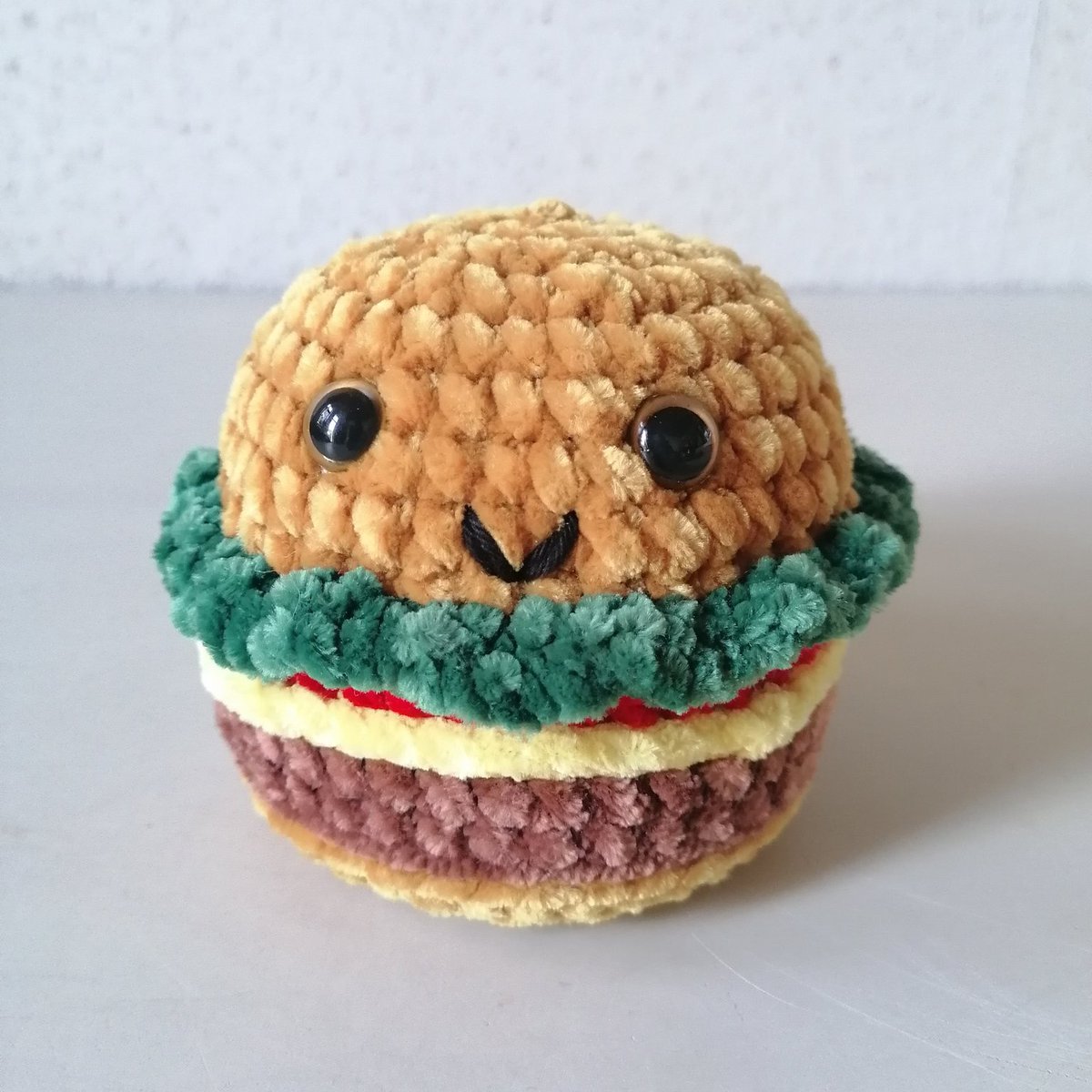 Eine Nummer kleiner gibt es diesen süßen Burger übrigens auch zu bestaunen.
Er sucht übrigens auch noch ein zu Hause, also traut euch ruhig mir eine DM zu schreiben bei Interesse. 
Retweets wären auch supi.
