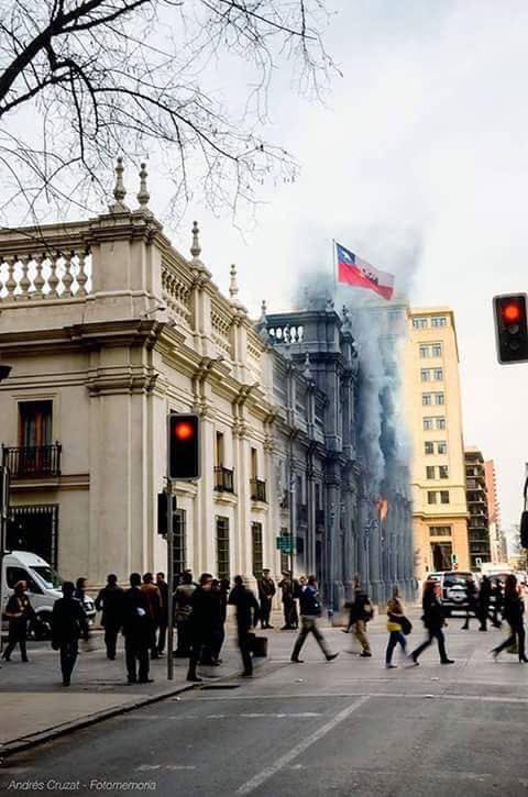 "Tengo la certeza que mi sacrificio no será en vano, tengo la certeza, de que por lo menos, será una lección moral que castigará  la felonía, la cobardía y la traición. "
Salvador Allende. #11DeSeptiembre