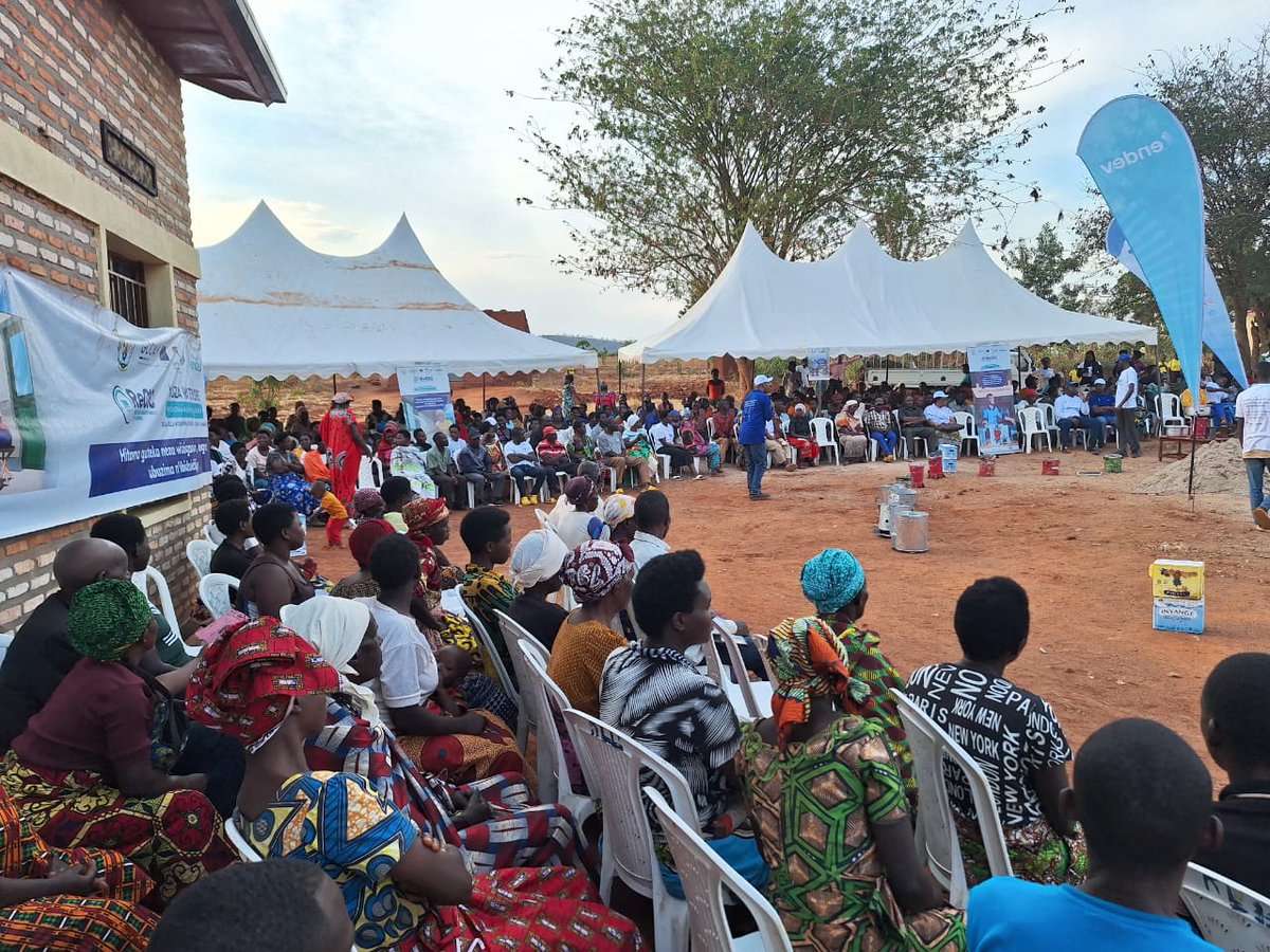 giz_rwanda's tweet photo. Yesterday, the #ReCIC project held the #NOZA IMITEKERE Campaign in Mwili sector, promoting clean cooking solutions. The local community showed interest in adopting improved cookstoves via savings groups and farmers’ cooperatives to support low-income households.
@KayonzaDistrict https://t.co/dJXgUyH5kZ