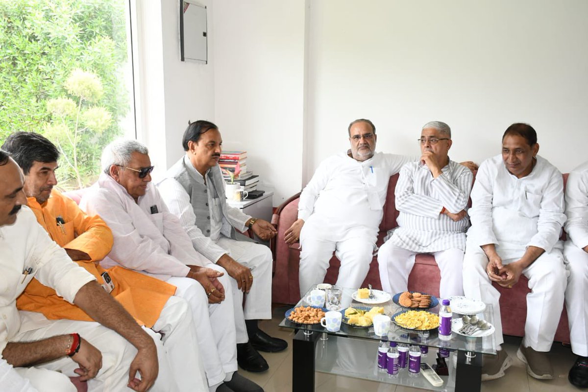आज मेरे आवास पर <a href="/BJP4UP/">BJP Uttar Pradesh</a> के यशस्वी प्रदेशअध्यक्ष आदरणीय <a href="/Bhupendraupbjp/">Bhupendra Singh Chaudhary</a> जी भाईसाहब, लोकप्रिय सांसद <a href="/dr_maheshsharma/">Dr. Mahesh Sharma</a> जी, माननीय विधायक <a href="/ShrichandSharma/">Shrichand Sharma</a> जी, <a href="/tejpalnagarMLA/">Tejpal Nagar</a> जी का आगमन हुआ और स्नेहिल आशीर्वाद प्राप्त हुआ। ये मेरे लिये सौभाग्य की बात है।