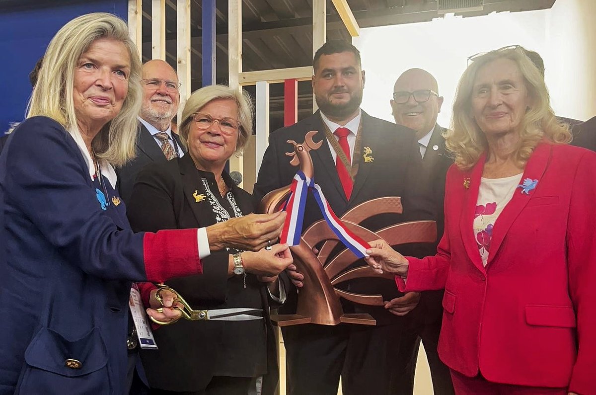 FFBatiment's tweet photo. 🏆 [#WORLDSKILLS] Inauguration du Pavillon France au 1er jour des compétitions internationales des @WorldSkills.
Le président de la FFB, @OSalleron, a pu échanger avec @CaVautrin, ministre du #Travail, de la Santé et des Solidarités et @NBelloubet, ministre de l’Éducation nationale et de la Jeunesse, notamment sur le sujet de l'#apprentissage, fort pourvoyeur de talents pour les métiers du secteur du #bâtiment