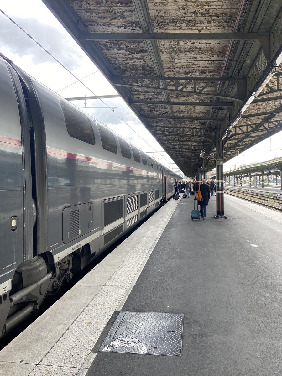 Entendu aujourd’hui sur le quai de la gare : « il ne faut pas que ce train déraille car sinon il n’y aura plus grand monde dans le #Gouvernement ». Les élus LR se rendent à Annecy pour les journées parlementaire de la Droite Républicaine, et semblent de bonne humeur