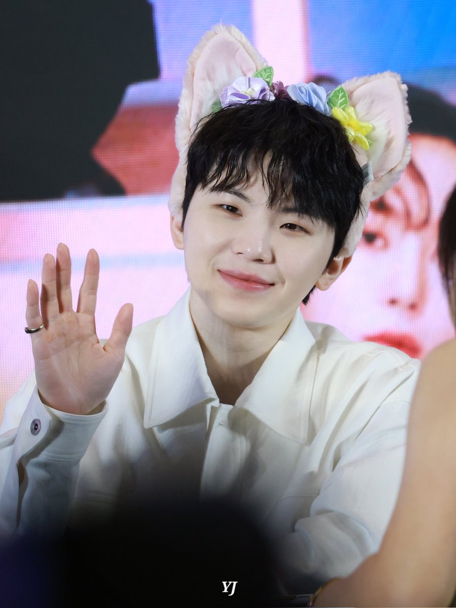 woozi_YJ's tweet photo. 240911 이쯔위 베이징 #팬싸

오랜만이다

#우지 #WOOZI #ウジ https://t.co/6LgLPMJXjr