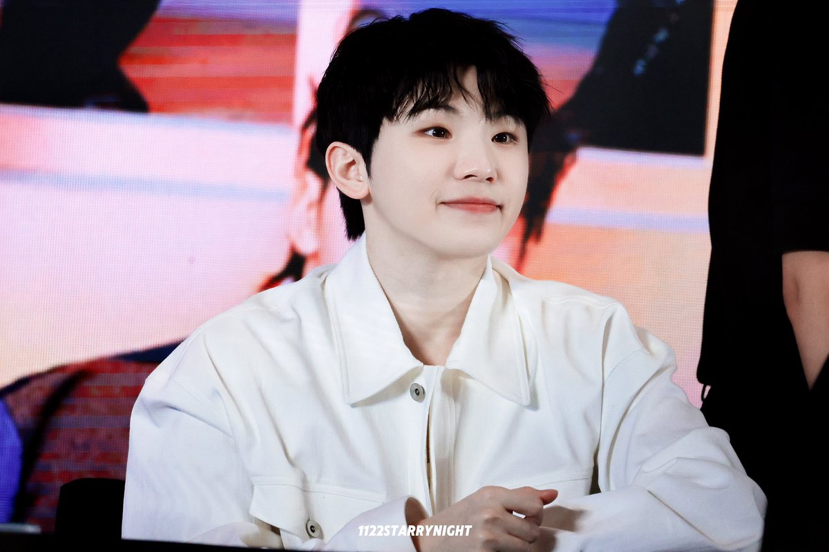 1122StarryNight's tweet photo. 240911 이즈위 베이징 팬싸

🪐🪐🪐

#우지 #세븐틴 #이지훈
#SEVENTEEN #WOOZI #ウジ 
#李知勳 #李知勋 https://t.co/Ab7aqE5fmB