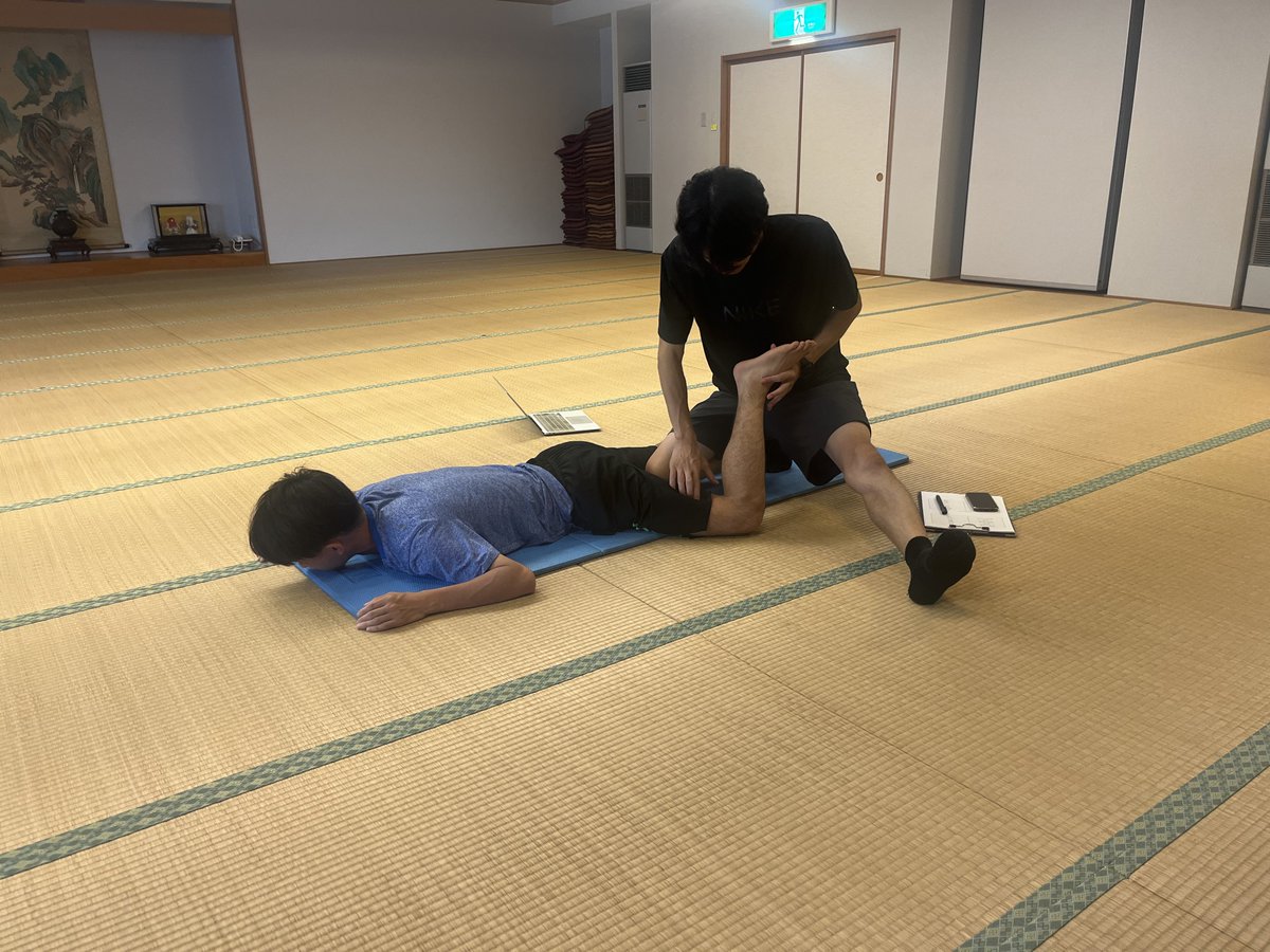 muscle9612's tweet photo. 普段フィジカルトレーニングを定期的に見ていただいている鈴木一世トレーナーが
野尻湖���宿に帯同。
ありがとうございました!
東洋大学出身コンビは写真のようにチューブを使って練習前に刺激を入れました。
#valueforrunner
#木本大地
#奥山輝
#狩野琢巳 https://t.co/aTooXM9HuG