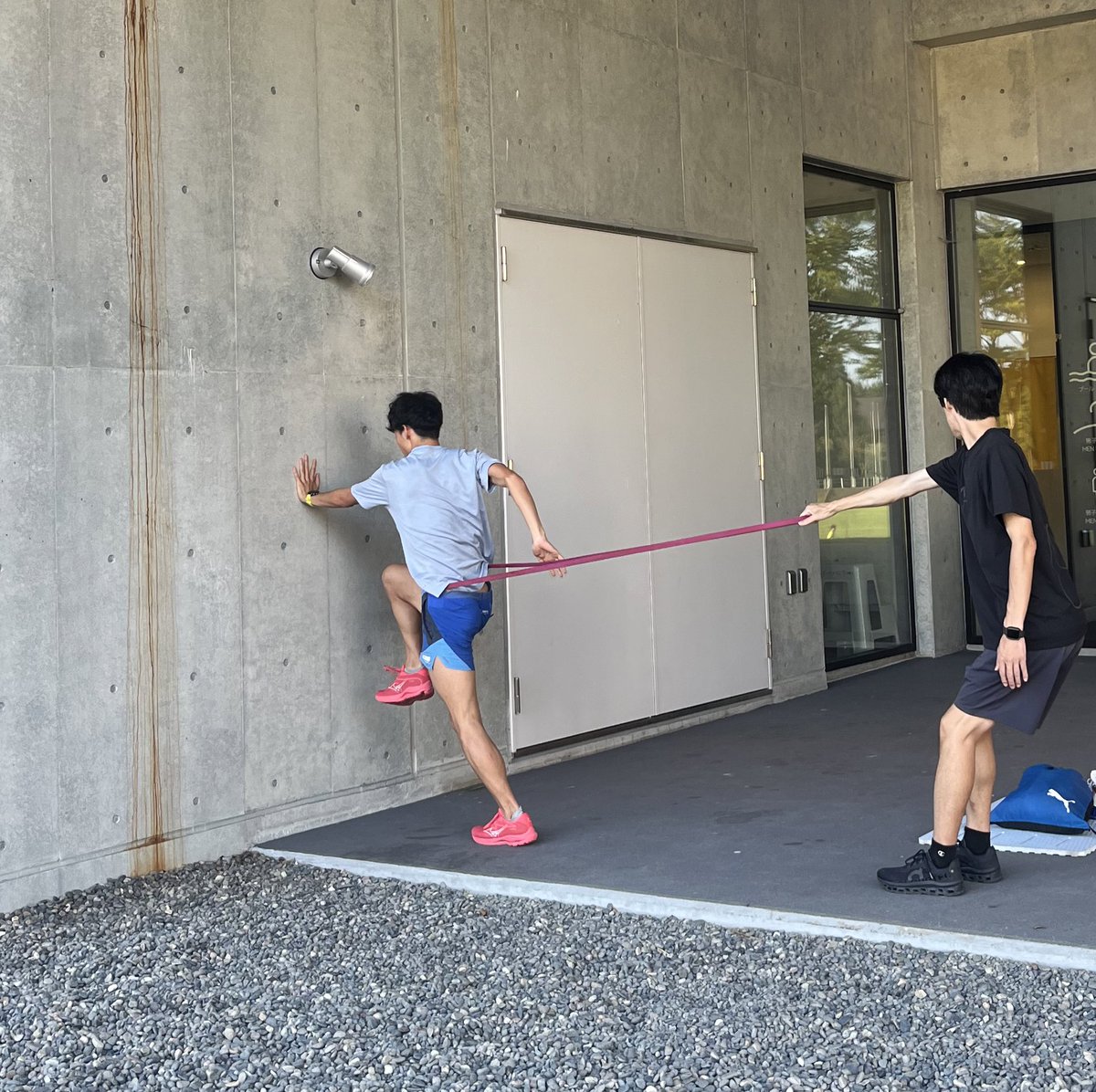 muscle9612's tweet photo. 普段フィジカルトレーニングを定期的に見ていただいている鈴木一世トレーナーが
野尻湖���宿に帯同。
ありがとうございました!
東洋大学出身コンビは写真のようにチューブを使って練習前に刺激を入れました。
#valueforrunner
#木本大地
#奥山輝
#狩野琢巳 https://t.co/aTooXM9HuG