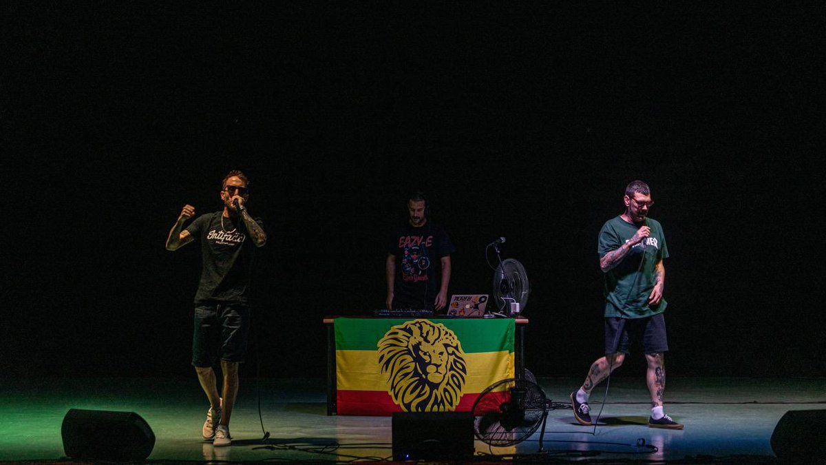 El 21 de agosto dimos un concierto en el Centro Penitenciario Castellón II para 300 internos.
<a href="/AMakedaMk/">A.Makeda.MK</a> inmortalizó una experiencia bonita y dura a la vez.
El rugido d esas almas cuando sonó el “Somos los Chikos del maíz, ni maderos ni chivatos” no se me va a olvidar en la vida