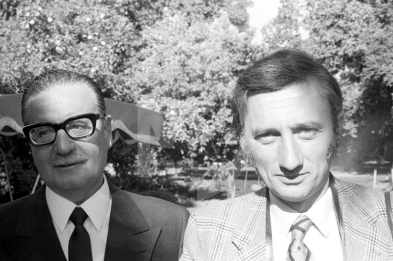 museo_MuDiF's tweet photo. I militari al seguito di Pinochet rovesciarono il governo Allende. Il Museo Didattico della Fotografia, in omaggio a Salvador Allende, pubblica foto scattate durante un'intervista storica con il fotoreporter Ciccio Jovane.
#Mudif #Jovane #SalvadorAllende #cile https://t.co/7vMMUq1lrB