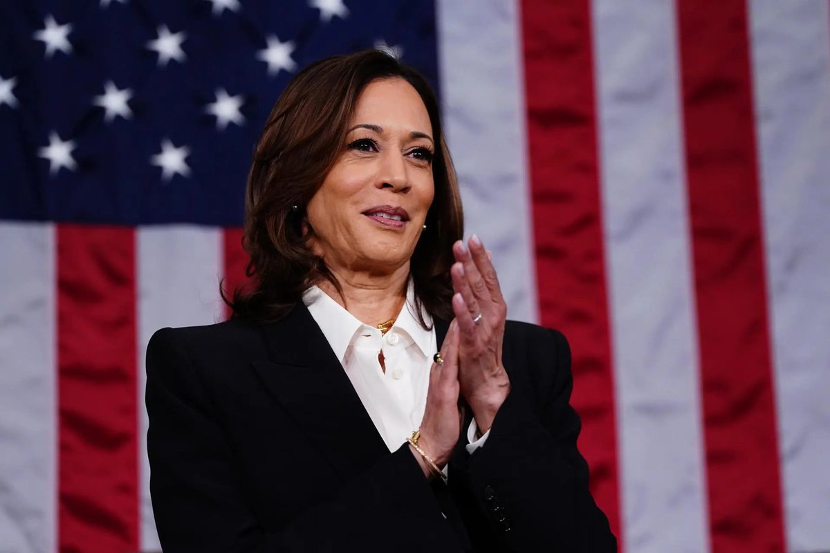 Encuestando's tweet photo. 📊 ¿Quién sería un MEJOR PRESIDENTE para el futuro de Estados Unidos?

🔄 KAMALA HARRIS
❤️ DONALD TRUMP https://t.co/OThrNGH8qq
