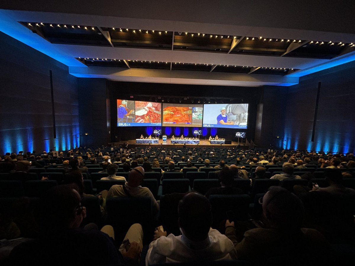 RicBertolo's tweet photo. Another live demonstration of #telesurgery at #ERUS24.
@AlbertoBreda1 performing #robotic #partialnephrectomy by using the @EdgeMedical robotic platform.

👨‍⚕️ Surgeon and Console in Bordeaux 🇫🇷 
🤖 patient, robot and team in Beijing 🇨🇳 
🌍 Distance: 8264 km 
📶 Latency: 130 ms https://t.co/bZmSDBDNsD